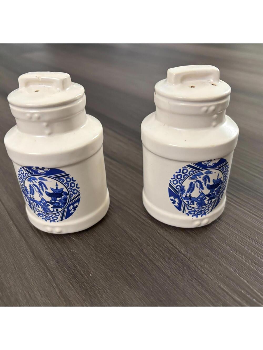 Vintage McCoy Stoneware Blue Willow Salt & Pepper Shakers USA Made 4"